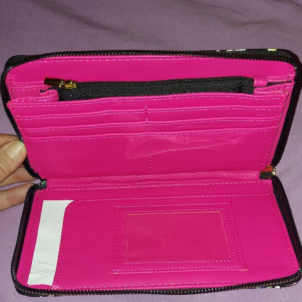 Betsey Johnson Skull &Lip & Bow Print. Full Size Zipper Wallet & Wrist Strap - Picture 4 of 12